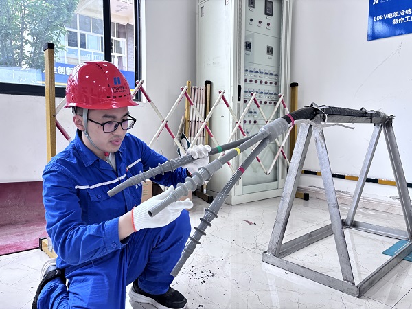 10kV冷縮電纜戶內(nèi)終端頭制作項(xiàng)目.jpg